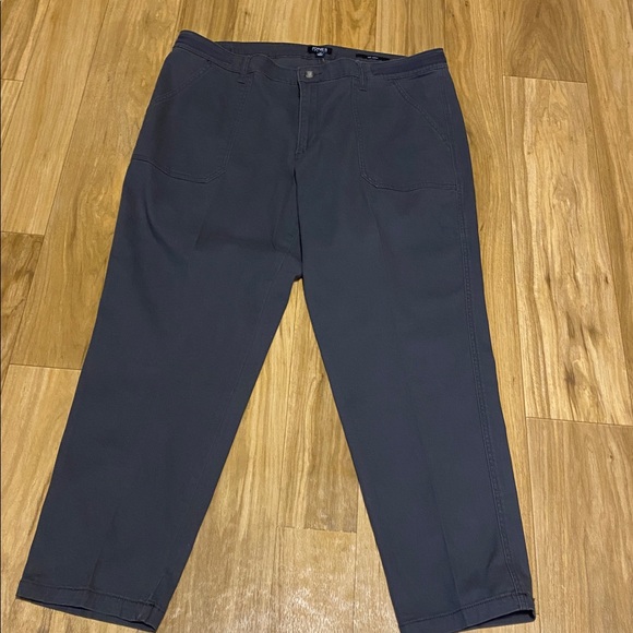 Jones New York Gray Cropped Pants with Floral Top - Picture 7 of 7